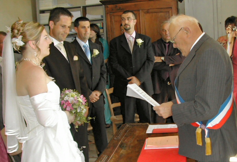 M. le Maire prononce l'union de Graldine et Olivier